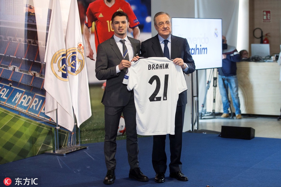 皇马新援正式亮相 披21号球衣