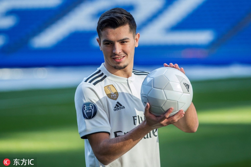 皇马新援正式亮相 披21号球衣
