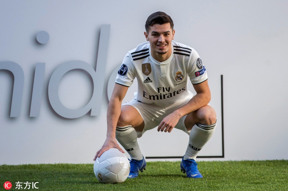 皇马新援正式亮相 披21号球衣