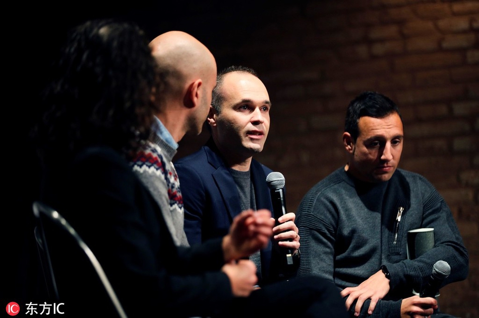 伊涅斯塔卡索拉出席颁奖礼