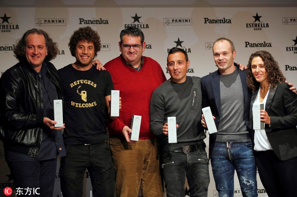 伊涅斯塔卡索拉出席颁奖礼