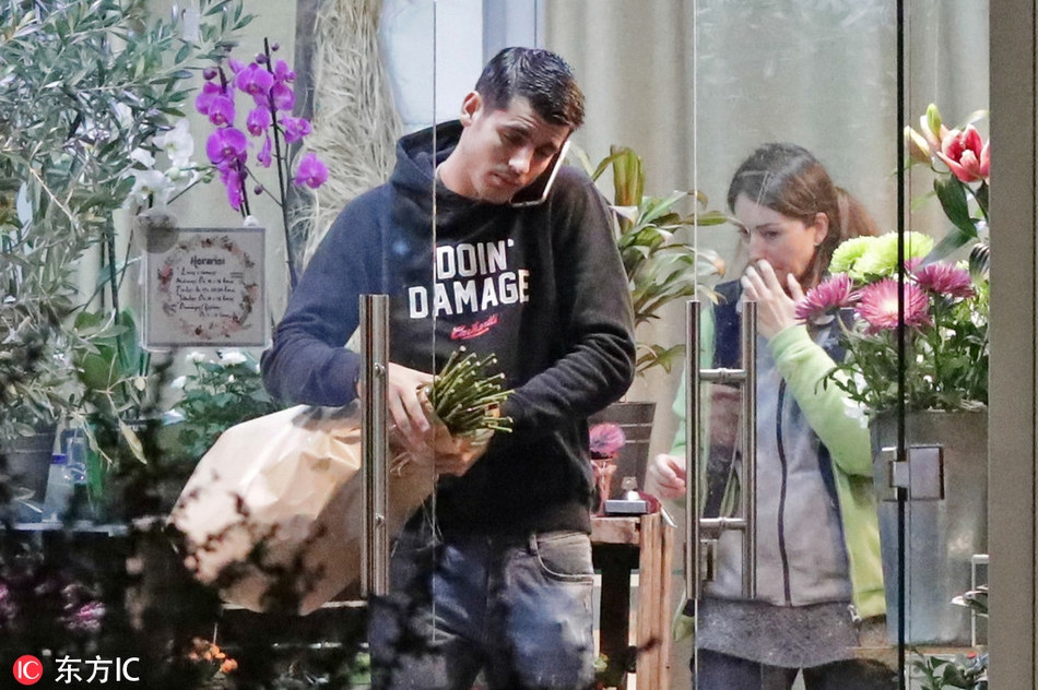 莫拉塔现身马德里花店买花