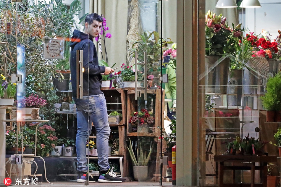 莫拉塔现身马德里花店买花