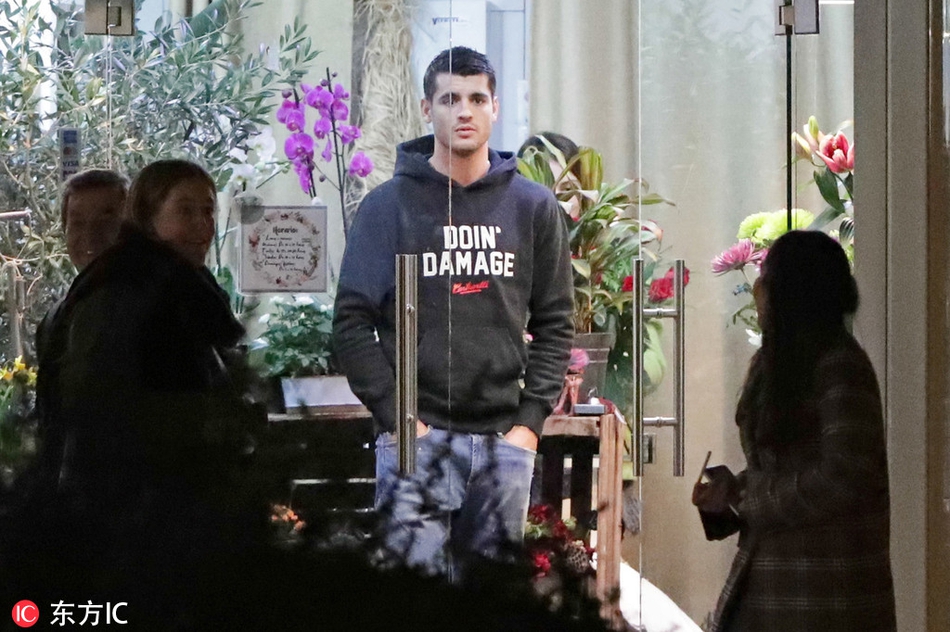 莫拉塔现身马德里花店买花