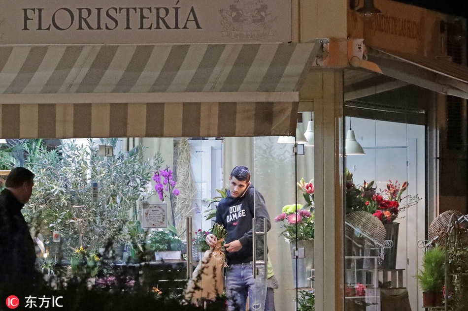 莫拉塔现身马德里花店买花