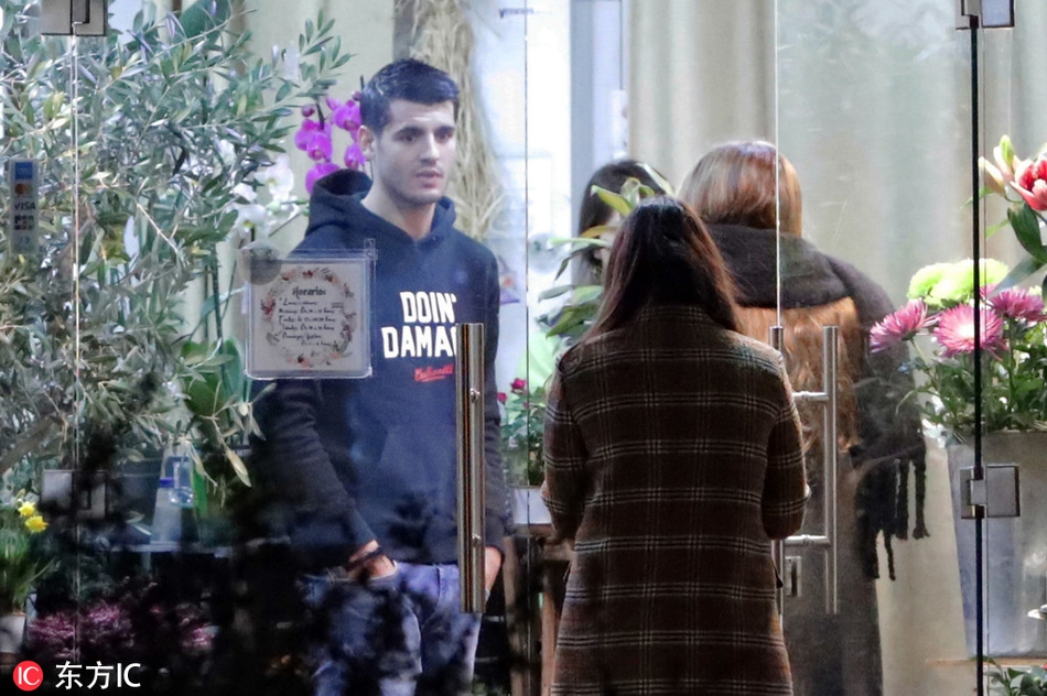 莫拉塔现身马德里花店买花