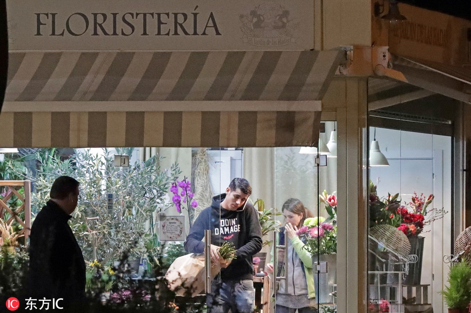 莫拉塔现身马德里花店买花