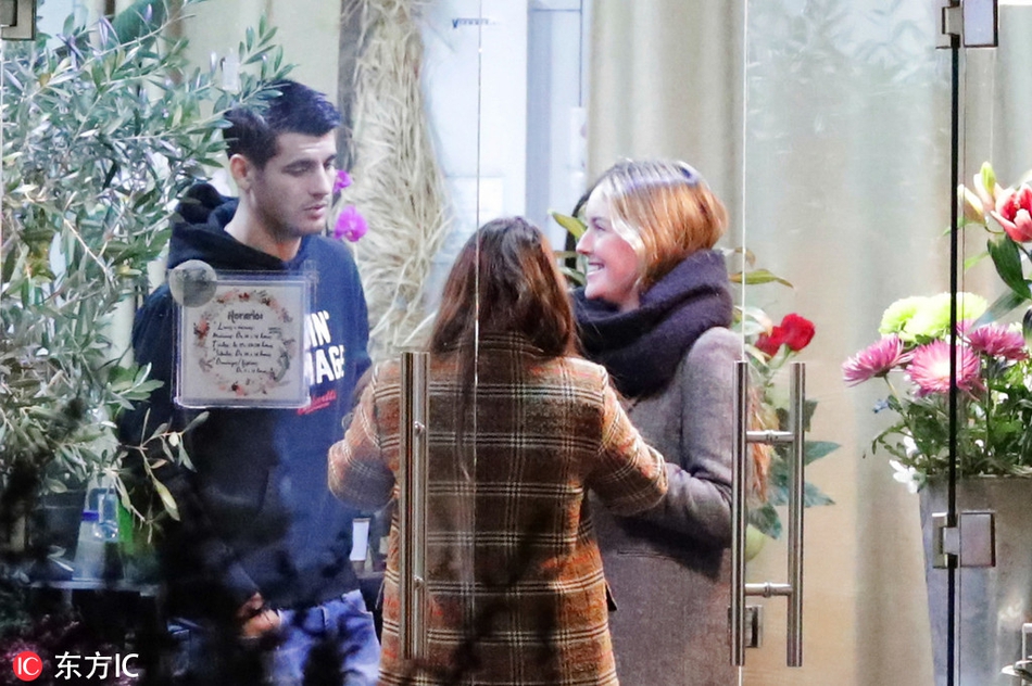 莫拉塔现身马德里花店买花