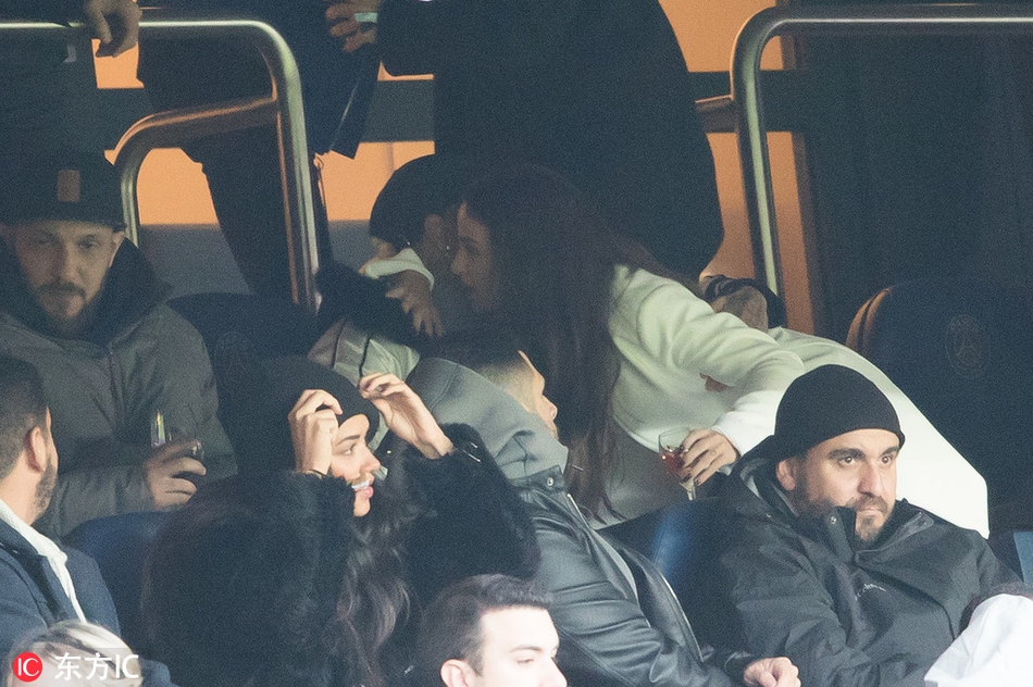 内马尔新欢？与神秘女勾肩搭背