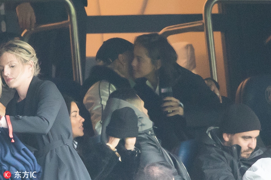 内马尔新欢？与神秘女勾肩搭背