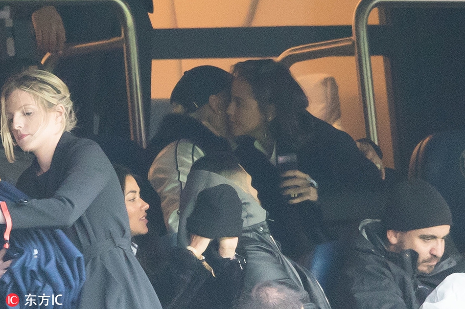 内马尔新欢？与神秘女勾肩搭背