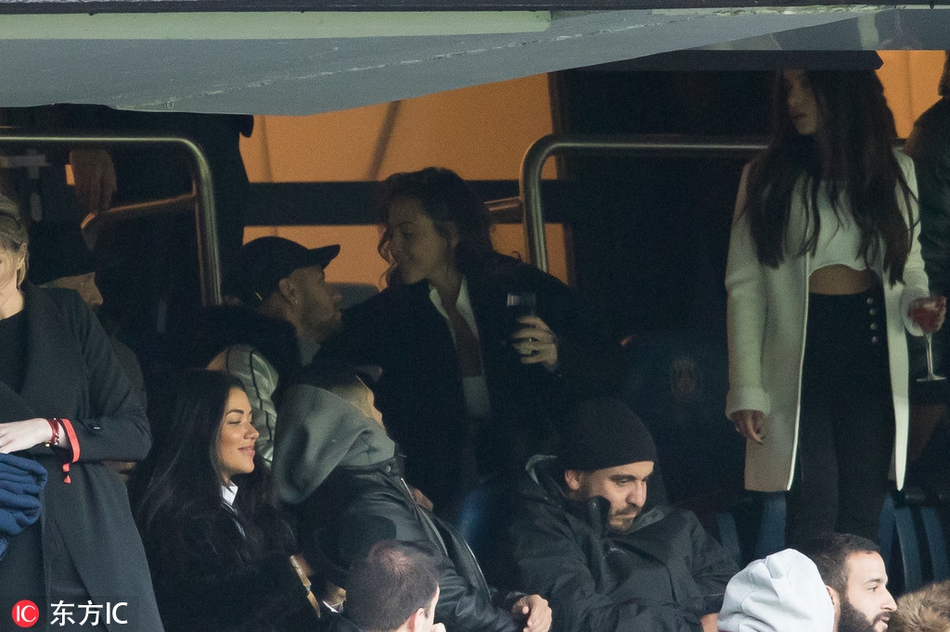 内马尔新欢？与神秘女勾肩搭背