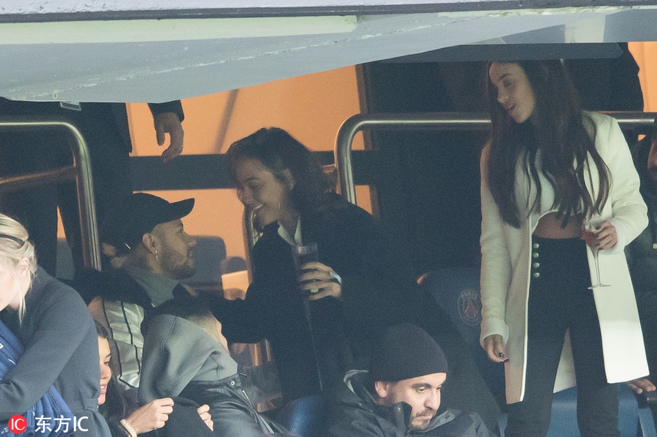 内马尔新欢？与神秘女勾肩搭背