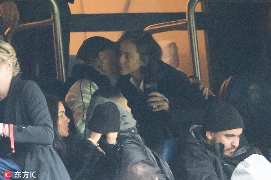 内马尔新欢？与神秘女勾肩搭背