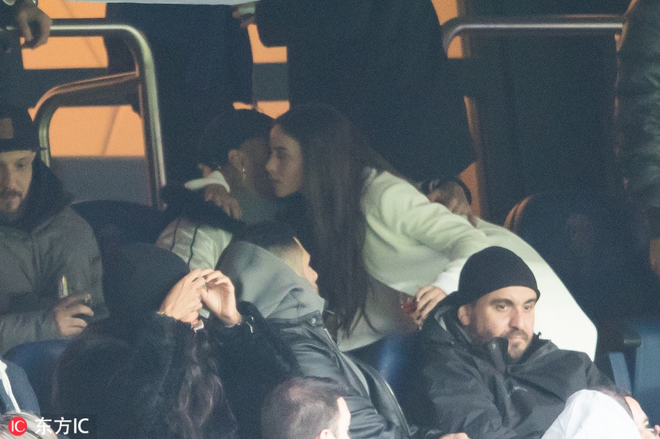 内马尔新欢？与神秘女勾肩搭背