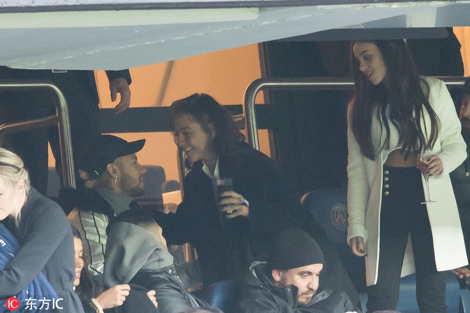 内马尔新欢？与神秘女勾肩搭背