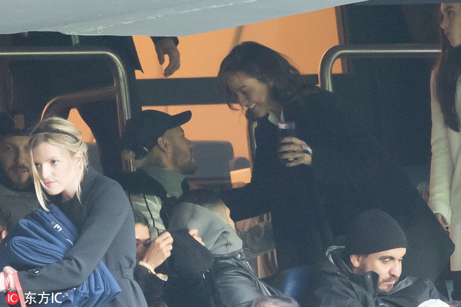 内马尔新欢？与神秘女勾肩搭背