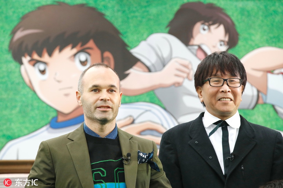 铁杆粉丝伊涅斯塔助阵《足球小将》 获赠大空翼球衣