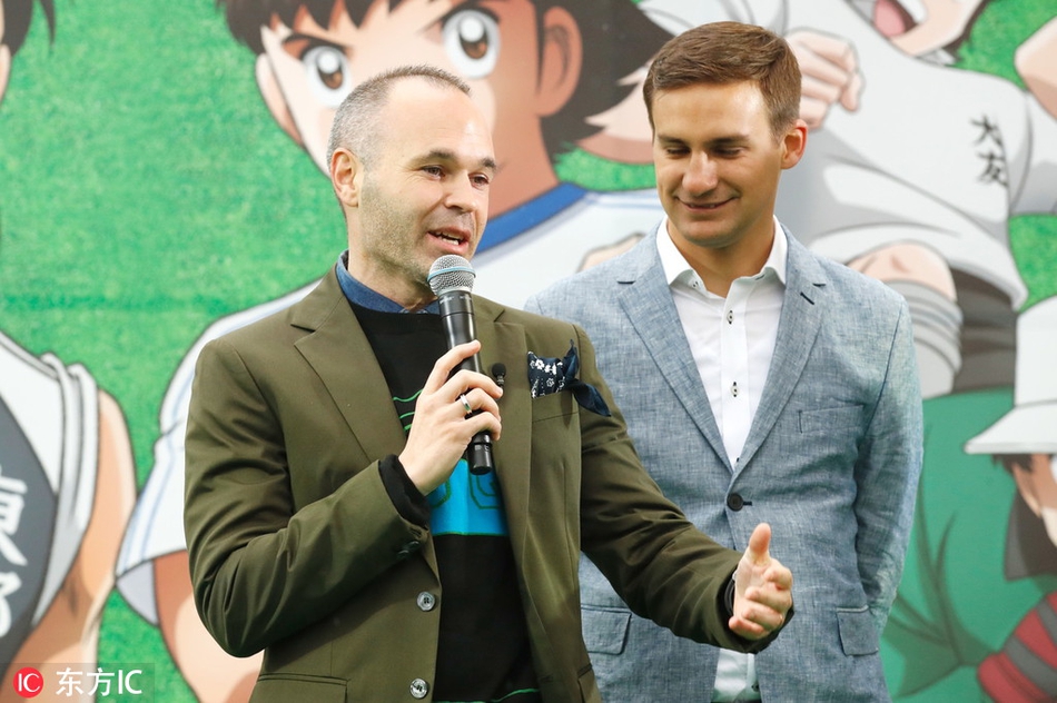 铁杆粉丝伊涅斯塔助阵《足球小将》 获赠大空翼球衣