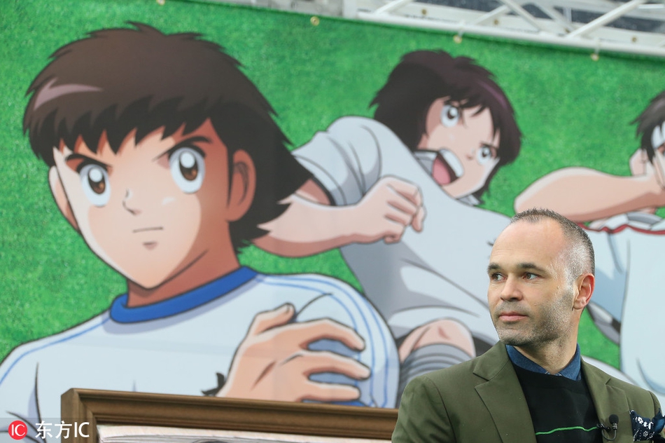 铁杆粉丝伊涅斯塔助阵《足球小将》 获赠大空翼球衣