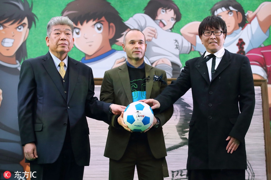 铁杆粉丝伊涅斯塔助阵《足球小将》 获赠大空翼球衣