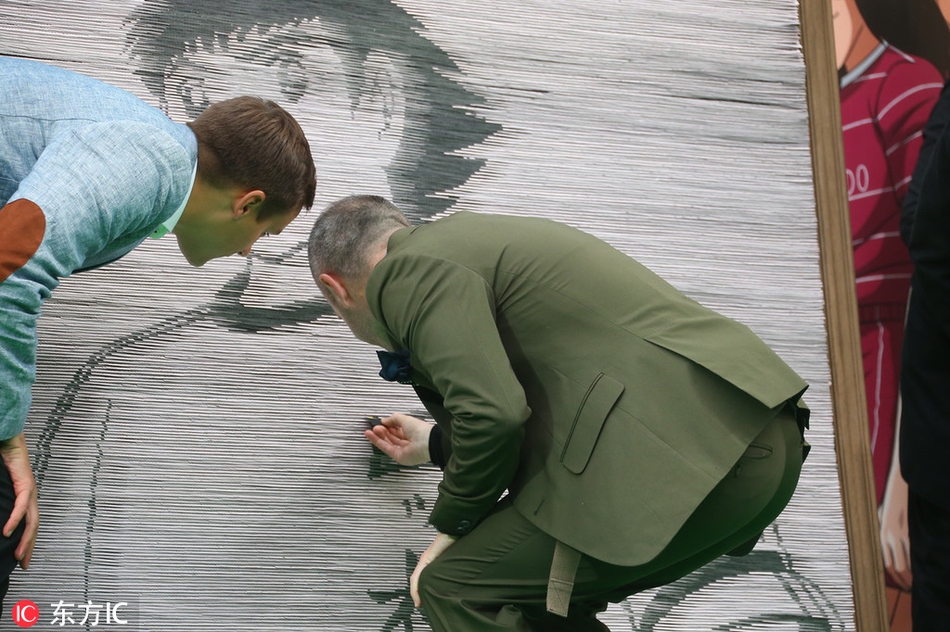 铁杆粉丝伊涅斯塔助阵《足球小将》 获赠大空翼球衣