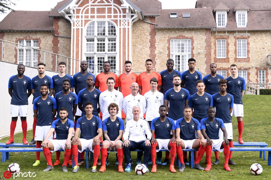 法国拍全家福出征欧预赛