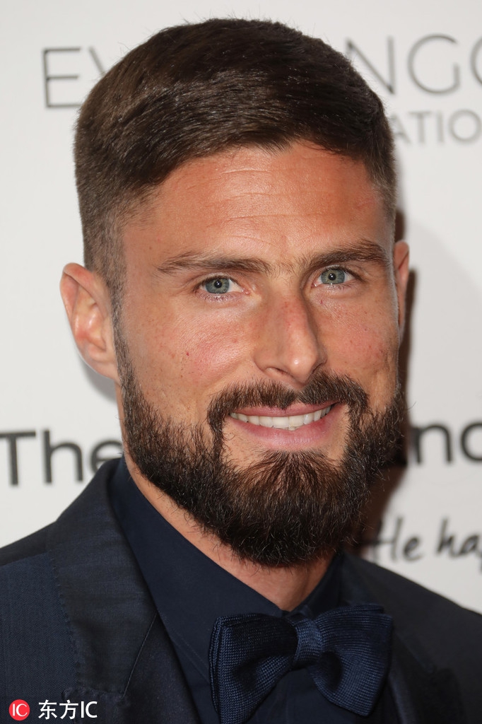 [花边社]吉鲁和爱妻亲密搂腰