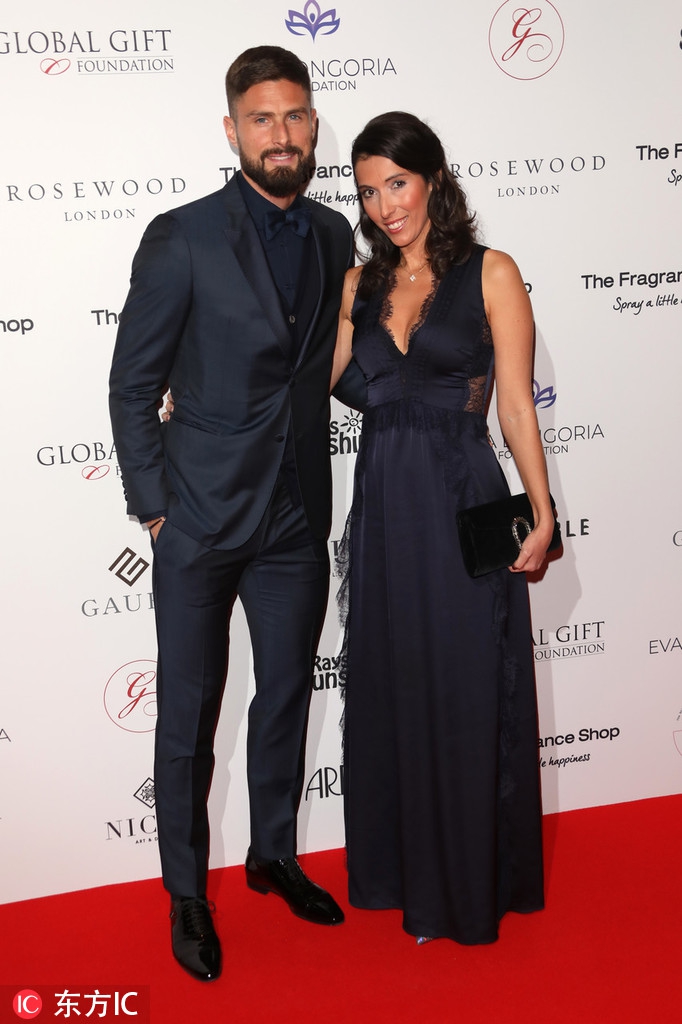 [花边社]吉鲁和爱妻亲密搂腰