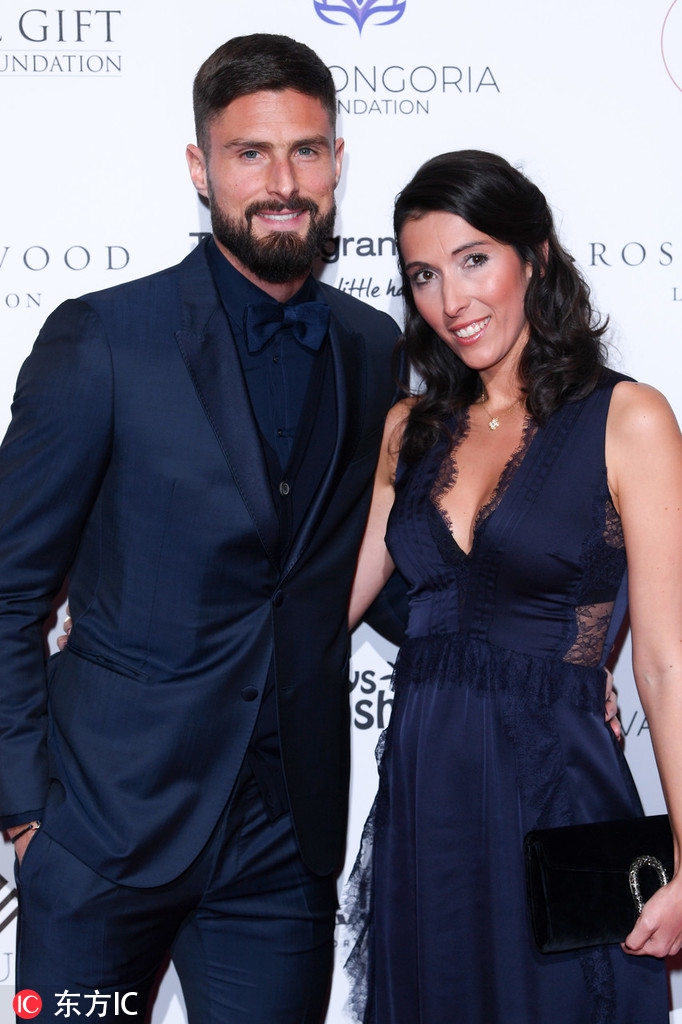 [花边社]吉鲁和爱妻亲密搂腰