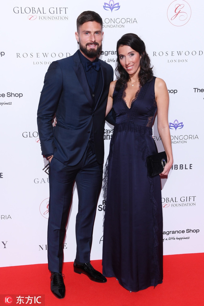 [花边社]吉鲁和爱妻亲密搂腰