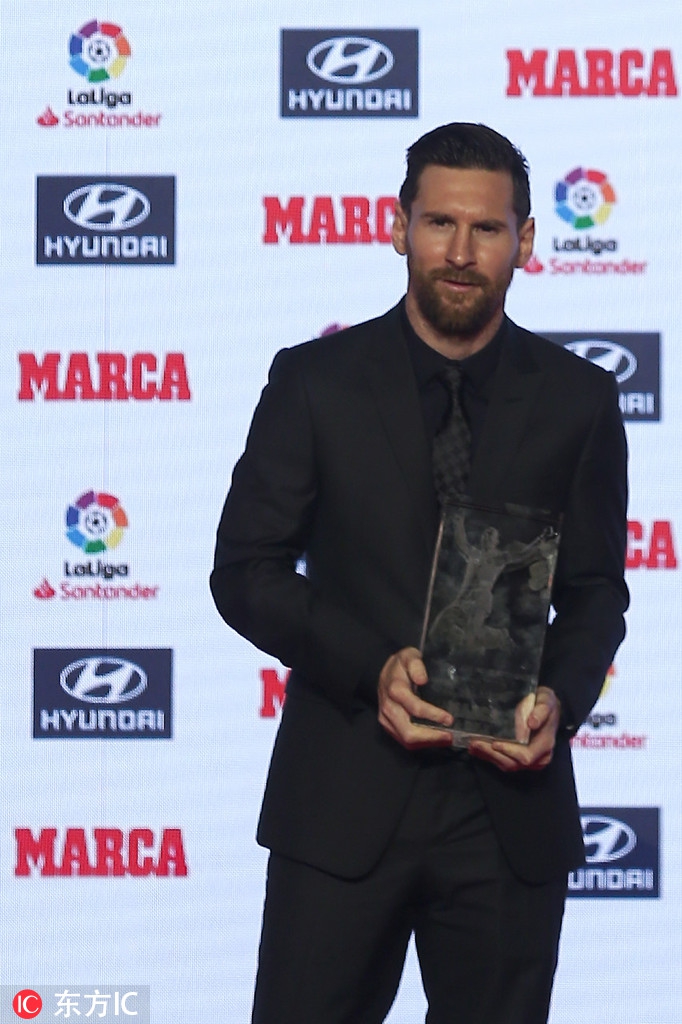 西甲颁奖礼 梅西领衔领取奖杯
