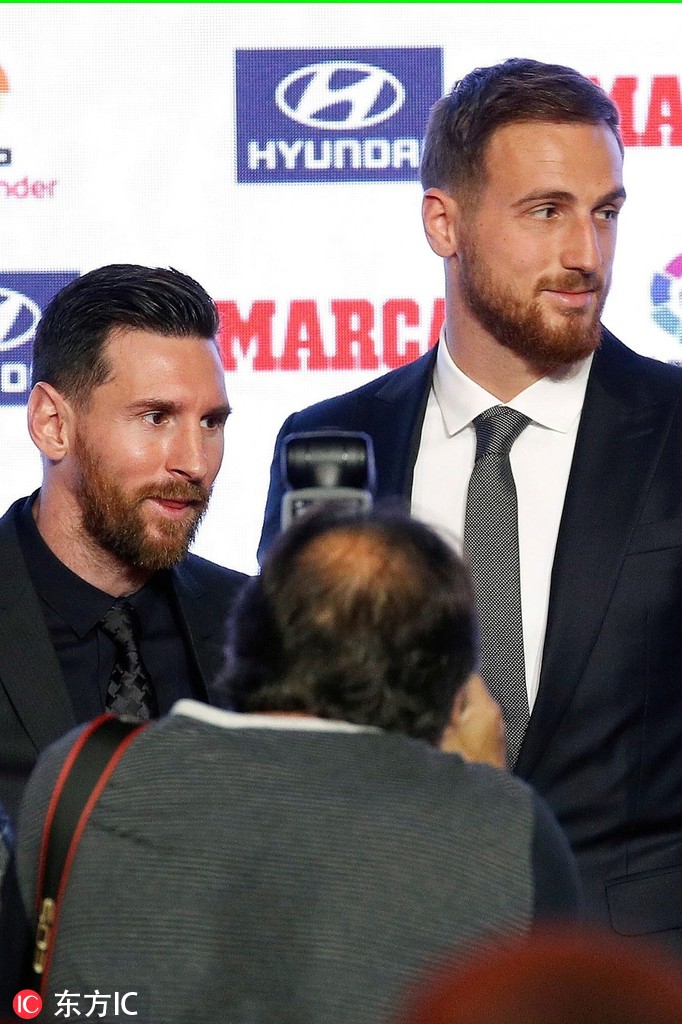 西甲颁奖礼 梅西领衔领取奖杯