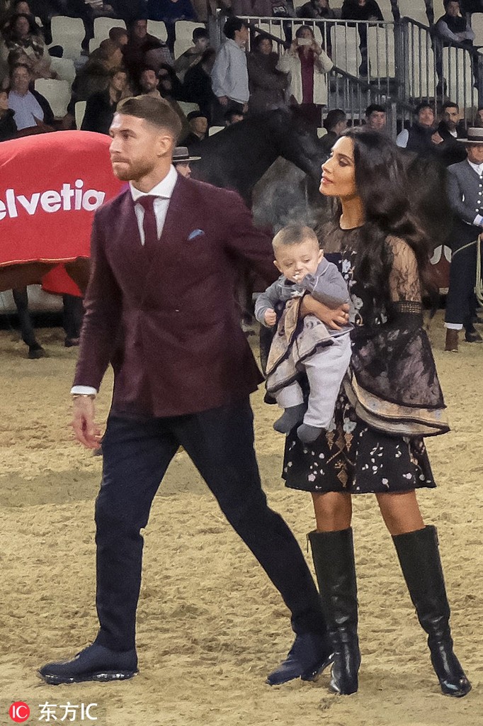 [花边社]拉莫斯携娇妻亮相马展