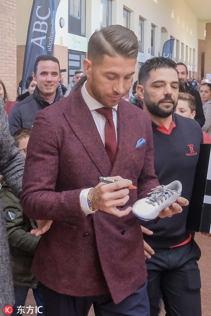 [花边社]拉莫斯携娇妻亮相马展