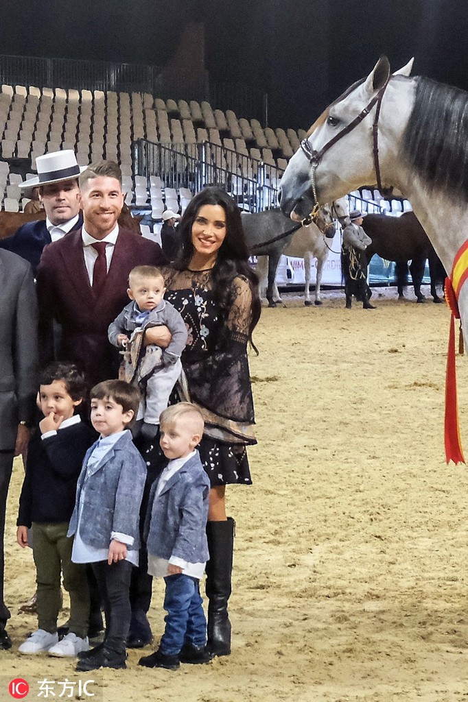 [花边社]拉莫斯携娇妻亮相马展