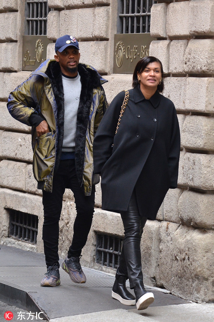 [花边社]埃托奥携妻子逛街