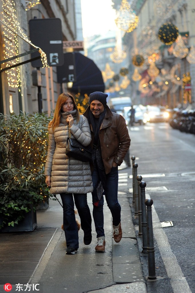 国米主帅斯帕莱蒂接女儿们放学