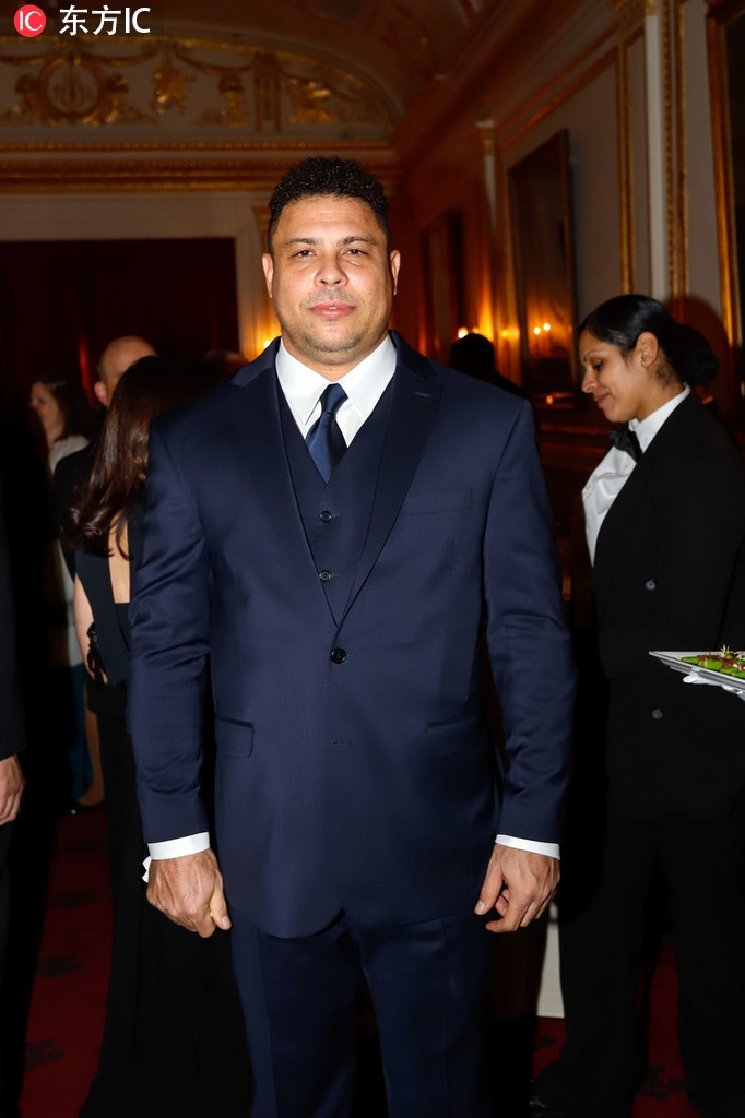 罗纳尔多亮相 双下巴憨态可掬