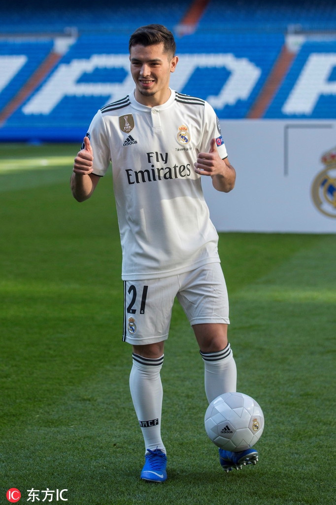 皇马新援正式亮相 披21号球衣