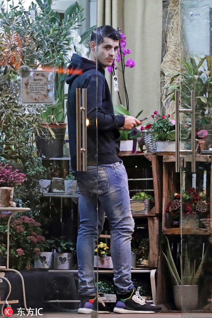 莫拉塔现身马德里花店买花