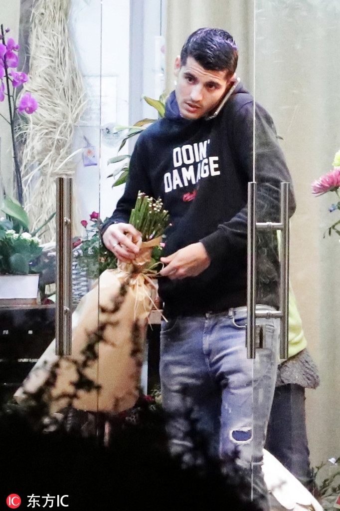 莫拉塔现身马德里花店买花