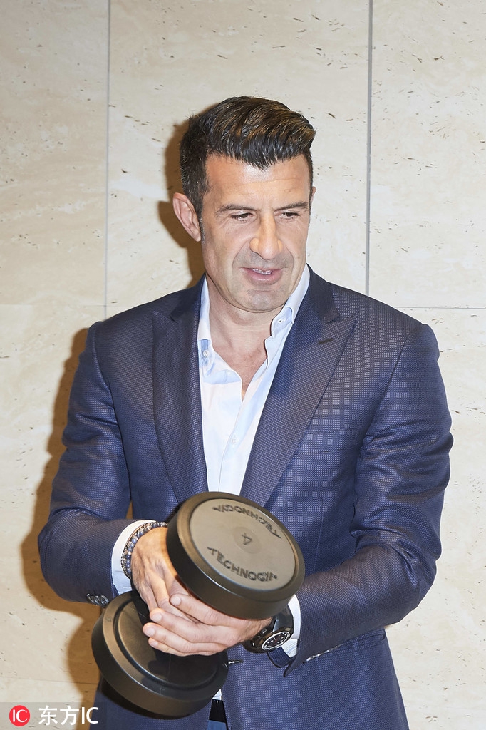 菲戈西装革履举哑铃