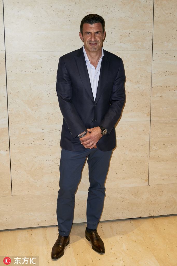 菲戈西装革履举哑铃