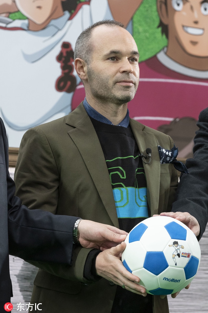 铁杆粉丝伊涅斯塔助阵《足球小将》 获赠大空翼球衣