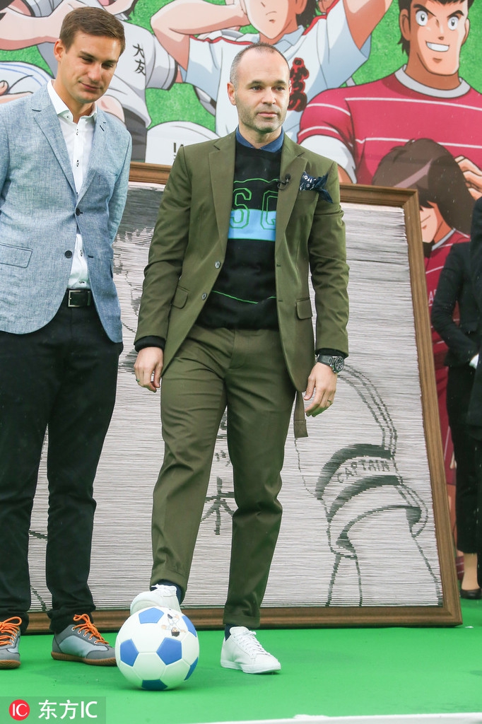 铁杆粉丝伊涅斯塔助阵《足球小将》 获赠大空翼球衣