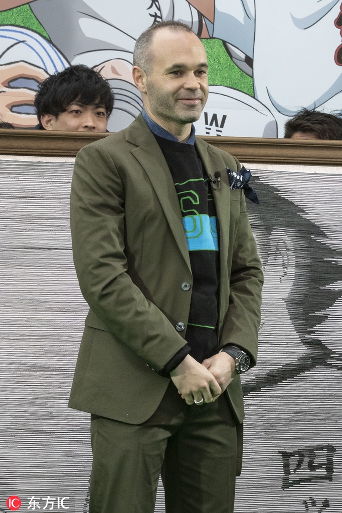 铁杆粉丝伊涅斯塔助阵《足球小将》 获赠大空翼球衣