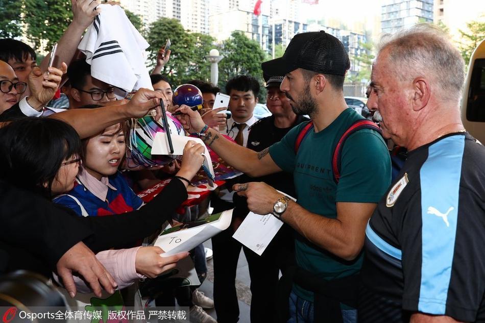 苏亚雷斯率乌拉圭队抵达中国