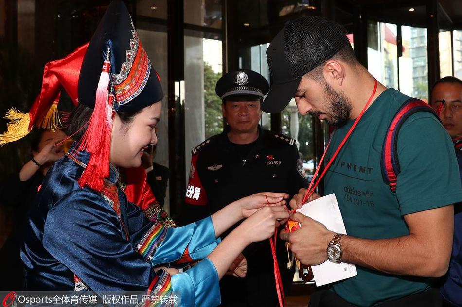 苏亚雷斯率乌拉圭队抵达中国