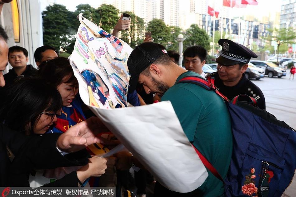 苏亚雷斯率乌拉圭队抵达中国